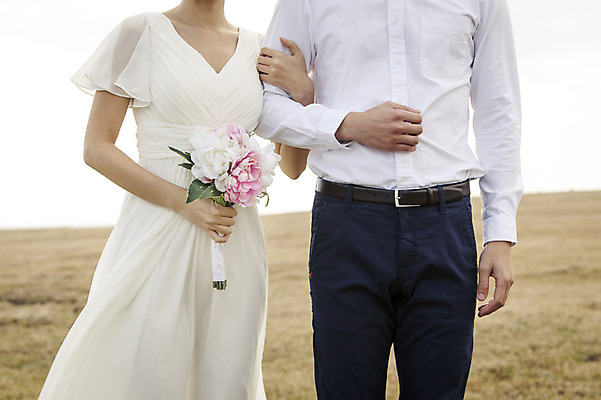 포토 JPG 주간 커플 드레스 여자 남자 행복 신부 부케 웨딩드레스 신랑 결혼 신혼부부 한국 따뜻함 서기 들기 사람 동양인 초원 상반신 20대 성인 야외 두명 앞모습 제주도 팔짱 로맨틱 한국인 분위기 추억 청순 특별함 청년만 성인만 국내포토 자연요소 부부 옷 감정 아시아 뷰포인트 꽃다발 컨셉 관계 모션 인종 이벤트 청년 신혼 파일형식