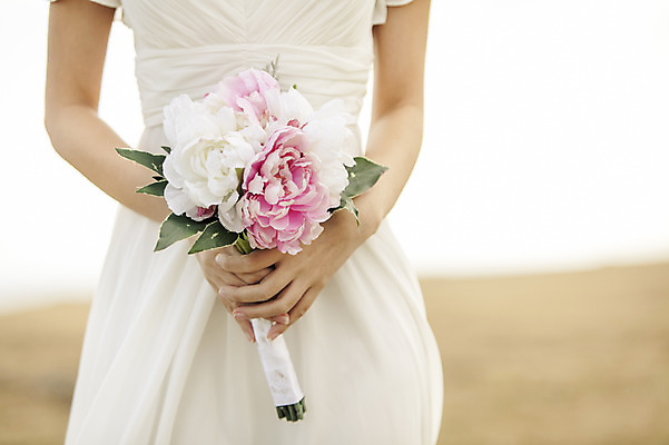 포토 JPG 주간 손 커플 드레스 여자 행복 신부 부케 웨딩드레스 결혼 한국 따뜻함 한명 들기 사람 동양인 초원 상반신 20대 성인 야외 앞모습 신체부위 제주도 로맨틱 한국인 분위기 추억 청순 특별함 청년만 성인한명만 성인만 국내포토 자연요소 1 옷 감정 아시아 뷰포인트 꽃다발 컨셉 관계 모션 인종 이벤트 청년 파일형식