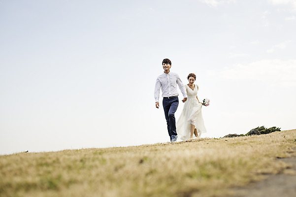 포토 JPG 주간 전신 구름 커플 드레스 여자 남자 행복 신부 부케 웨딩드레스 신랑 결혼 신혼부부 하늘 한국 따뜻함 미소 들기 사람 동양인 초원 20대 성인 야외 두명 앞모습 달리기 제주도 손잡기 로맨틱 한국인 분위기 추억 청순 특별함 청년만 성인만 국내포토 자연요소 부부 옷 감정 아시아 뷰포인트 꽃다발 컨셉 관계 모션 표정 인종 이벤트 청년 신혼 파일형식