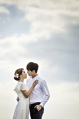 포토 JPG 주간 구름 커플 드레스 여자 남자 행복 신부 웨딩드레스 허리손 신랑 결혼 신혼부부 하늘 키스 한국 따뜻함 서기 사람 동양인 상반신 20대 성인 야외 두명 옆모습 제주도 로맨틱 한국인 분위기 추억 청순 특별함 청년만 성인만 국내포토 자연요소 부부 옷 감정 아시아 뷰포인트 포즈 컨셉 관계 모션 인종 이벤트 청년 애정표현 신혼 파일형식