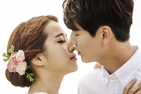 포토 JPG 주간 커플 여자 남자 꽃 행복 신부 신랑 결혼 신혼부부 하늘 키스 한국 따뜻함 사람 동양인 상반신 20대 성인 야외 두명 옆모습 제주도 눈감음 로맨틱 한국인 분위기 추억 청순 특별함 청년만 성인만 국내포토 자연요소 식물 부부 감정 아시아 뷰포인트 컨셉 관계 모션 인종 이벤트 청년 애정표현 신혼 파일형식