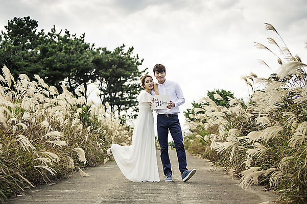 포토 JPG 주간 전신 배너 커플 드레스 여자 남자 행복 길 신부 웨딩드레스 포즈 신랑 결혼 신혼부부 사각프레임 한국 광고판 따뜻함 서기 미소 들기 사람 동양인 20대 성인 야외 두명 앞모습 제주도 기댐 로맨틱 한국인 분위기 추억 억새 억새밭 청순 특별함 청년만 성인만 국내포토 자연요소 식물 부부 옷 감정 아시아 뷰포인트 컨셉 관계 모션 프레임 알림판 표정 인종 이벤트 청년 사각형 신혼 판 파일형식