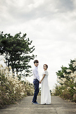 포토 JPG 주간 전신 커플 드레스 여자 남자 행복 길 신부 웨딩드레스 신랑 결혼 신혼부부 하늘 한국 따뜻함 서기 미소 사람 동양인 20대 성인 야외 두명 뒷모습 제주도 손잡기 로맨틱 한국인 뒤돌아보기 분위기 추억 억새 억새밭 청순 특별함 청년만 성인만 국내포토 자연요소 식물 부부 옷 감정 아시아 뷰포인트 컨셉 관계 모션 표정 인종 이벤트 청년 신혼 파일형식