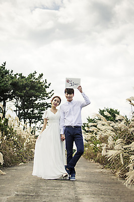 포토 JPG 주간 전신 배너 커플 드레스 여자 남자 행복 길 신부 웨딩드레스 신랑 결혼 신혼부부 하늘 사각프레임 한국 광고판 따뜻함 서기 미소 들기 사람 동양인 20대 성인 야외 두명 앞모습 제주도 손잡기 로맨틱 한국인 분위기 추억 억새 억새밭 청순 특별함 청년만 성인만 국내포토 자연요소 식물 부부 옷 감정 아시아 뷰포인트 컨셉 관계 모션 프레임 알림판 표정 인종 이벤트 청년 사각형 신혼 판 파일형식