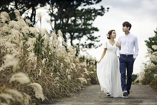 포토 JPG 주간 전신 커플 드레스 여자 남자 행복 길 신부 웨딩드레스 신랑 결혼 신혼부부 한국 따뜻함 사람 동양인 20대 성인 야외 두명 앞모습 제주도 걷기 팔짱 로맨틱 한국인 분위기 추억 억새 억새밭 청순 특별함 청년만 성인만 국내포토 자연요소 식물 부부 옷 감정 아시아 뷰포인트 컨셉 관계 모션 인종 이벤트 청년 신혼 파일형식