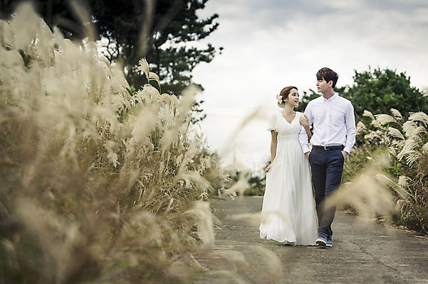 포토 JPG 주간 전신 커플 드레스 여자 남자 행복 길 신부 웨딩드레스 신랑 결혼 신혼부부 한국 따뜻함 미소 사람 동양인 20대 성인 야외 두명 앞모습 제주도 걷기 팔짱 로맨틱 한국인 분위기 추억 억새 억새밭 청순 특별함 청년만 성인만 국내포토 자연요소 식물 부부 옷 감정 아시아 뷰포인트 컨셉 관계 모션 표정 인종 이벤트 청년 신혼 파일형식