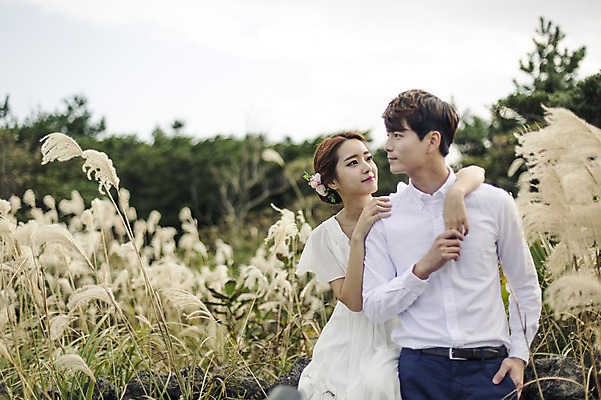포토 JPG 주간 커플 드레스 여자 남자 행복 신부 웨딩드레스 신랑 결혼 신혼부부 한국 따뜻함 서기 사람 동양인 상반신 20대 성인 야외 두명 앞모습 제주도 손잡기 기댐 로맨틱 한국인 분위기 추억 억새 억새밭 청순 특별함 청년만 성인만 국내포토 자연요소 식물 부부 옷 감정 아시아 뷰포인트 컨셉 관계 모션 인종 이벤트 청년 신혼 파일형식