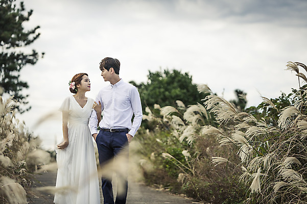 포토 JPG 주간 커플 드레스 여자 남자 행복 길 신부 웨딩드레스 신랑 결혼 신혼부부 한국 따뜻함 서기 미소 사람 동양인 상반신 20대 성인 야외 두명 앞모습 제주도 마주보기 팔짱 로맨틱 한국인 분위기 추억 억새 억새밭 청순 특별함 청년만 성인만 국내포토 자연요소 식물 부부 옷 감정 아시아 뷰포인트 컨셉 관계 모션 표정 인종 이벤트 청년 신혼 파일형식