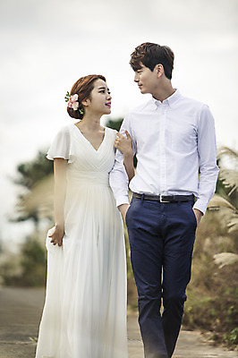 포토 JPG 주간 커플 드레스 여자 남자 행복 길 신부 웨딩드레스 신랑 결혼 신혼부부 한국 따뜻함 미소 사람 동양인 상반신 20대 성인 야외 두명 앞모습 제주도 마주보기 걷기 팔짱 로맨틱 한국인 분위기 추억 억새 억새밭 청순 특별함 청년만 성인만 국내포토 자연요소 식물 부부 옷 감정 아시아 뷰포인트 컨셉 관계 모션 표정 인종 이벤트 청년 신혼 파일형식