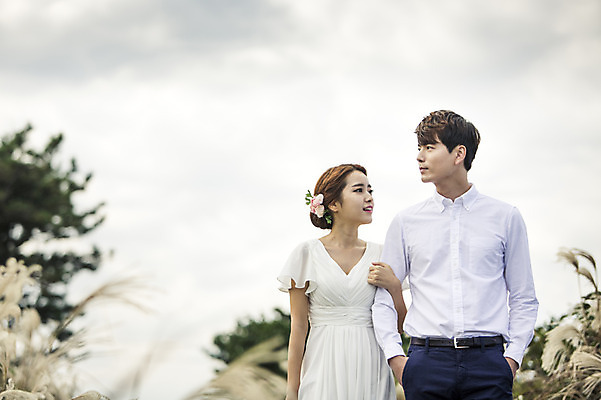 포토 JPG 주간 커플 드레스 여자 남자 행복 신부 웨딩드레스 신랑 결혼 신혼부부 한국 따뜻함 미소 사람 동양인 상반신 20대 성인 야외 두명 앞모습 제주도 걷기 팔짱 로맨틱 한국인 분위기 추억 억새 억새밭 청순 특별함 청년만 성인만 국내포토 자연요소 식물 부부 옷 감정 아시아 뷰포인트 컨셉 관계 모션 표정 인종 이벤트 청년 신혼 파일형식