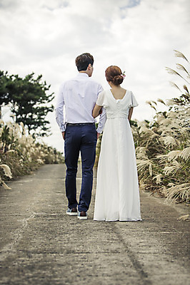 포토 JPG 주간 전신 구름 커플 드레스 여자 남자 행복 길 신부 웨딩드레스 신랑 결혼 신혼부부 하늘 한국 따뜻함 사람 동양인 20대 성인 야외 두명 뒷모습 제주도 걷기 팔짱 로맨틱 한국인 분위기 추억 억새 억새밭 청순 특별함 청년만 성인만 국내포토 자연요소 식물 부부 옷 감정 아시아 뷰포인트 컨셉 관계 모션 인종 이벤트 청년 신혼 파일형식