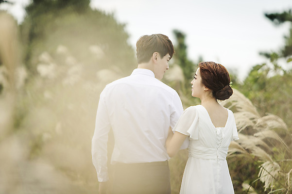 포토 JPG 주간 커플 드레스 여자 남자 행복 신부 웨딩드레스 신랑 결혼 신혼부부 한국 따뜻함 서기 미소 사람 동양인 상반신 20대 성인 야외 두명 뒷모습 제주도 마주보기 팔짱 로맨틱 한국인 분위기 추억 억새 억새밭 청순 특별함 청년만 성인만 국내포토 자연요소 식물 부부 옷 감정 아시아 뷰포인트 컨셉 관계 모션 표정 인종 이벤트 청년 신혼 파일형식