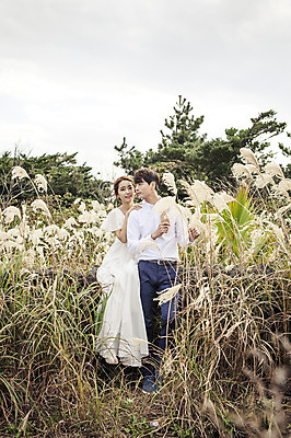 포토 JPG 주간 전신 커플 드레스 여자 남자 행복 신부 웨딩드레스 신랑 결혼 신혼부부 한국 따뜻함 서기 사람 동양인 20대 성인 야외 두명 앞모습 제주도 기댐 로맨틱 한국인 분위기 추억 억새 억새밭 청순 특별함 청년만 성인만 국내포토 자연요소 식물 부부 옷 감정 아시아 뷰포인트 컨셉 관계 모션 인종 이벤트 청년 신혼 파일형식