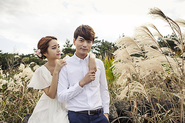 포토 JPG 주간 커플 여자 남자 행복 신부 신랑 결혼 신혼부부 한국 따뜻함 서기 미소 사람 동양인 상반신 20대 성인 야외 두명 앞모습 제주도 손들기 기댐 로맨틱 한국인 분위기 추억 억새 억새밭 청순 특별함 청년만 성인만 국내포토 자연요소 식물 부부 감정 아시아 뷰포인트 컨셉 관계 모션 표정 인종 이벤트 청년 신혼 파일형식