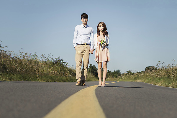 포토 JPG 주간 전신 커플 여자 남자 행복 길 신부 부케 신랑 결혼 신혼부부 한국 따뜻함 미소 들기 사람 동양인 20대 성인 야외 두명 앞모습 제주도 걷기 손잡기 로맨틱 한국인 분위기 추억 억새 청순 특별함 청년만 성인만 국내포토 자연요소 식물 부부 감정 아시아 뷰포인트 꽃다발 컨셉 관계 모션 표정 인종 이벤트 청년 신혼 파일형식