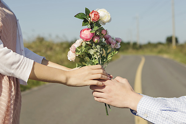 포토 JPG 주간 손 커플 여자 남자 꽃 행복 길 신부 신랑 결혼 프로포즈 신혼부부 한국 따뜻함 서기 사람 동양인 상반신 20대 성인 야외 두명 옆모습 신체부위 제주도 로맨틱 한국인 분위기 추억 주기 억새 획득 청순 특별함 청년만 성인만 국내포토 자연요소 식물 부부 감정 아시아 뷰포인트 컨셉 관계 모션 인종 이벤트 청년 신혼 파일형식