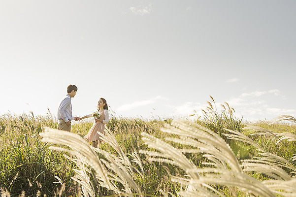 포토 JPG 주간 커플 여자 남자 행복 신부 부케 신랑 결혼 신혼부부 한국 따뜻함 들기 사람 동양인 상반신 20대 성인 야외 두명 옆모습 제주도 걷기 손잡기 로맨틱 한국인 분위기 추억 억새 오름 억새밭 청순 특별함 청년만 성인만 국내포토 자연요소 식물 부부 감정 아시아 뷰포인트 꽃다발 컨셉 관계 모션 인종 이벤트 청년 신혼 파일형식