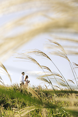 포토 JPG 주간 커플 여자 남자 행복 신부 부케 신랑 결혼 신혼부부 한국 따뜻함 서기 들기 사람 동양인 상반신 20대 성인 야외 두명 옆모습 제주도 로맨틱 한국인 분위기 추억 억새 오름 억새밭 청순 특별함 청년만 성인만 국내포토 자연요소 식물 부부 감정 아시아 뷰포인트 꽃다발 컨셉 관계 모션 인종 이벤트 청년 신혼 파일형식
