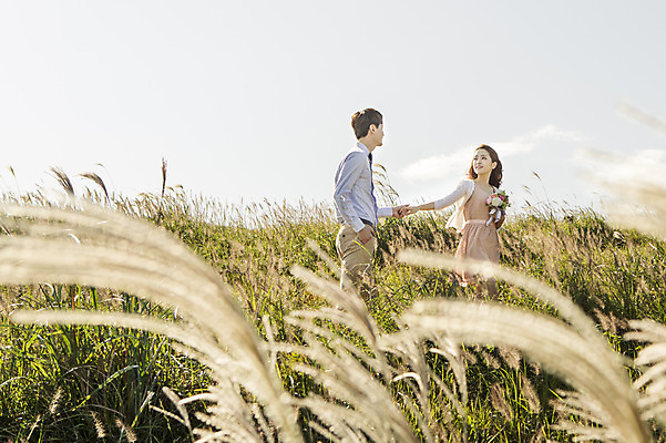 포토 JPG 주간 커플 여자 남자 행복 신부 부케 신랑 결혼 신혼부부 한국 따뜻함 미소 들기 사람 동양인 상반신 20대 성인 야외 두명 옆모습 제주도 걷기 손잡기 로맨틱 한국인 분위기 추억 억새 오름 억새밭 청순 특별함 청년만 성인만 국내포토 자연요소 식물 부부 감정 아시아 뷰포인트 꽃다발 컨셉 관계 모션 표정 인종 이벤트 청년 신혼 파일형식