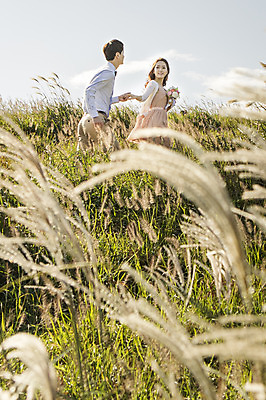포토 JPG 주간 커플 여자 남자 행복 신부 부케 신랑 결혼 신혼부부 한국 따뜻함 미소 들기 사람 동양인 상반신 20대 성인 야외 두명 옆모습 제주도 걷기 손잡기 로맨틱 한국인 분위기 추억 억새 억새밭 청순 특별함 청년만 성인만 국내포토 자연요소 식물 부부 감정 아시아 뷰포인트 꽃다발 컨셉 관계 모션 표정 인종 이벤트 청년 신혼 파일형식