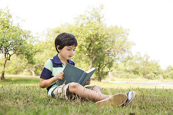 포토 JPG 주간 전신 외국인 나무 해외기획촬영 공원 남자 여유 어린이 자연 2014년태국 한명 들기 사람 앉기 소년 잔디 야외 앞모습 10대 책 독서 읽기 남자만 남자한명만 십대만 십대남자만 십대남자한명만 국내포토 자연요소 식물 1 공공시설 감정 뷰포인트 모션 청소년 인종 생태계 파일형식