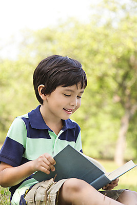 포토 JPG 주간 외국인 나무 해외기획촬영 공원 남자 여유 어린이 자연 2014년태국 한명 미소 들기 사람 앉기 소년 잔디 상반신 야외 앞모습 10대 책 독서 읽기 남자만 남자한명만 십대만 십대남자만 십대남자한명만 국내포토 자연요소 식물 1 공공시설 감정 뷰포인트 모션 청소년 표정 인종 생태계 파일형식