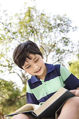 포토 JPG 주간 외국인 나무 해외기획촬영 공원 남자 여유 어린이 자연 2014년태국 한명 미소 들기 사람 앉기 소년 잔디 상반신 야외 앞모습 10대 책 독서 읽기 남자만 남자한명만 십대만 십대남자만 십대남자한명만 국내포토 자연요소 식물 1 공공시설 감정 뷰포인트 모션 청소년 표정 인종 생태계 파일형식