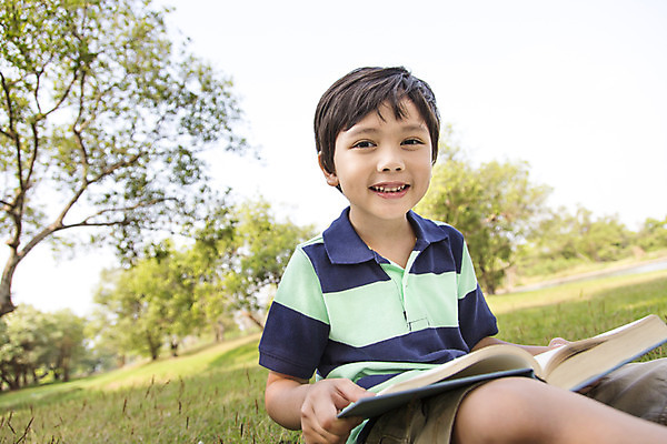 포토 JPG 주간 외국인 나무 해외기획촬영 공원 남자 여유 어린이 자연 2014년태국 한명 미소 들기 사람 앉기 소년 잔디 상반신 야외 앞모습 10대 책 독서 읽기 남자만 남자한명만 십대만 십대남자만 십대남자한명만 국내포토 자연요소 식물 1 공공시설 감정 뷰포인트 모션 청소년 표정 인종 생태계 파일형식