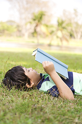 포토 JPG 주간 외국인 해외기획촬영 공원 남자 여유 어린이 자연 2014년태국 한명 들기 사람 소년 잔디 상반신 야외 옆모습 10대 책 눕기 독서 읽기 남자만 남자한명만 십대만 십대남자만 십대남자한명만 국내포토 자연요소 식물 1 공공시설 감정 뷰포인트 모션 청소년 인종 생태계 파일형식