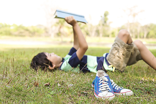 포토 JPG 주간 외국인 해외기획촬영 공원 남자 여유 어린이 신발 자연 2014년태국 한명 들기 사람 소년 잔디 상반신 야외 옆모습 10대 책 눕기 독서 읽기 남자만 남자한명만 십대만 십대남자만 십대남자한명만 국내포토 자연요소 식물 1 공공시설 감정 뷰포인트 모션 청소년 인종 생태계 파일형식