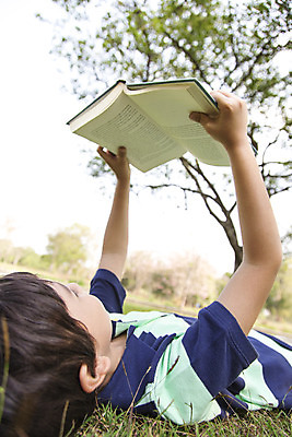 포토 JPG 주간 외국인 나무 해외기획촬영 공원 남자 여유 어린이 자연 2014년태국 한명 들기 사람 소년 잔디 상반신 야외 10대 책 눕기 독서 읽기 남자만 남자한명만 십대만 십대남자만 십대남자한명만 국내포토 자연요소 식물 1 공공시설 감정 모션 청소년 인종 생태계 파일형식