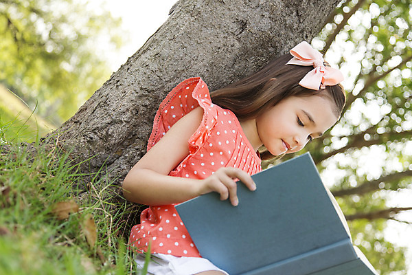 포토 JPG 주간 외국인 나무 해외기획촬영 공원 여자 여유 어린이 자연 2014년태국 한명 들기 사람 앉기 소녀 잔디 상반신 야외 옆모습 10대 책 독서 읽기 여자만 여자한명만 소녀만 국내포토 자연요소 식물 1 공공시설 감정 뷰포인트 모션 청소년 인종 생태계 어린이만 파일형식
