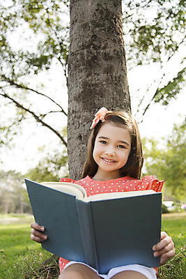 포토 JPG 주간 외국인 나무 해외기획촬영 공원 여자 여유 어린이 자연 2014년태국 한명 미소 들기 사람 앉기 소녀 잔디 상반신 야외 앞모습 10대 책 독서 읽기 여자만 여자한명만 소녀만 국내포토 자연요소 식물 1 공공시설 감정 뷰포인트 모션 청소년 표정 인종 생태계 어린이만 파일형식