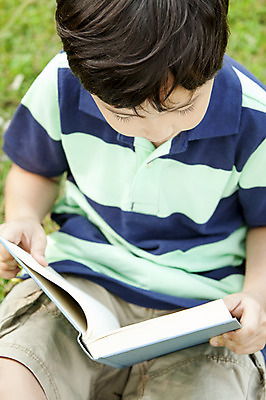 포토 JPG 주간 외국인 해외기획촬영 공원 남자 여유 어린이 자연 2014년태국 한명 들기 사람 앉기 소년 잔디 상반신 야외 앞모습 10대 책 독서 읽기 남자만 남자한명만 십대만 십대남자만 십대남자한명만 국내포토 자연요소 식물 1 공공시설 감정 뷰포인트 모션 청소년 인종 생태계 파일형식