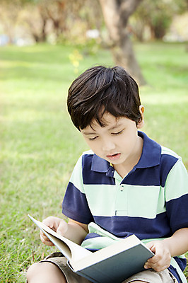 포토 JPG 주간 외국인 해외기획촬영 공원 남자 여유 어린이 자연 2014년태국 한명 들기 사람 앉기 소년 잔디 상반신 야외 앞모습 10대 책 독서 읽기 남자만 남자한명만 십대만 십대남자만 십대남자한명만 국내포토 자연요소 식물 1 공공시설 감정 뷰포인트 모션 청소년 인종 생태계 파일형식