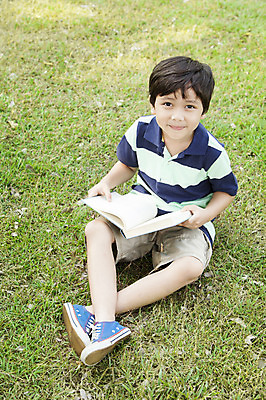 포토 JPG 주간 전신 외국인 해외기획촬영 공원 남자 여유 어린이 자연 2014년태국 한명 미소 들기 사람 앉기 소년 잔디 야외 앞모습 10대 책 독서 남자만 남자한명만 십대만 십대남자만 십대남자한명만 국내포토 자연요소 식물 1 공공시설 감정 뷰포인트 모션 청소년 표정 인종 생태계 파일형식