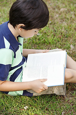 포토 JPG 주간 외국인 해외기획촬영 공원 남자 여유 어린이 자연 2014년태국 한명 들기 사람 앉기 소년 잔디 상반신 야외 옆모습 10대 책 독서 읽기 남자만 남자한명만 십대만 십대남자만 십대남자한명만 국내포토 자연요소 식물 1 공공시설 감정 뷰포인트 모션 청소년 인종 생태계 파일형식