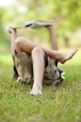 포토 JPG 주간 외국인 해외기획촬영 공원 남자 여유 어린이 자연 2014년태국 한명 들기 사람 소년 잔디 야외 앞모습 10대 책 눕기 독서 하반신 남자만 남자한명만 십대만 십대남자만 십대남자한명만 국내포토 자연요소 식물 1 공공시설 감정 뷰포인트 모션 청소년 인종 생태계 파일형식