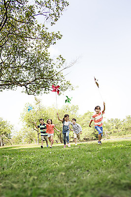 포토 JPG 주간 전신 외국인 나무 해외기획촬영 공원 여자 남자 행복 여유 어린이 캠페인 자연 놀이 2014년태국 들기 사람 소녀 소년 잔디 여러명 야외 앞모습 10대 친구 달리기 보호 바람개비 즐거움 십대만 국내포토 자연요소 식물 공공시설 감정 뷰포인트 다수 컨셉 관계 모션 청소년 인종 생태계 파일형식