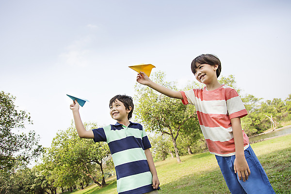 포토 JPG 주간 외국인 나무 해외기획촬영 공원 남자 행복 여유 어린이 자연 놀이 2014년태국 서기 미소 들기 사람 소년 잔디 상반신 야외 두명 앞모습 10대 친구 보호 종이비행기 즐거움 남자만 소년만 국내포토 자연요소 식물 공공시설 감정 뷰포인트 컨셉 관계 모션 청소년 표정 인종 생태계 종이접기 어린이만 파일형식