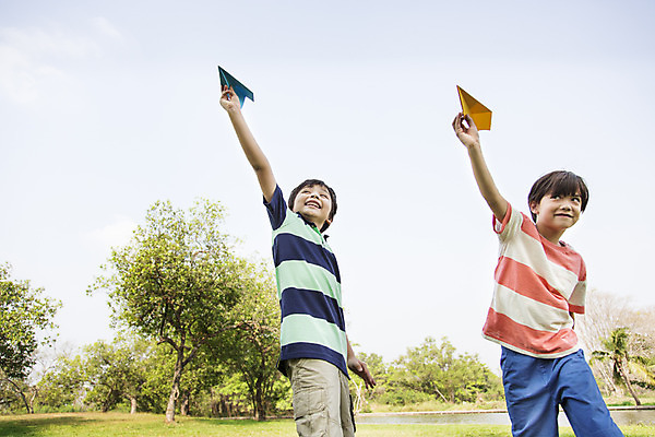 포토 JPG 주간 외국인 나무 해외기획촬영 공원 남자 행복 여유 어린이 자연 놀이 2014년태국 서기 미소 들기 사람 소년 잔디 상반신 야외 두명 앞모습 10대 친구 보호 종이비행기 즐거움 남자만 소년만 국내포토 자연요소 식물 공공시설 감정 뷰포인트 컨셉 관계 모션 청소년 표정 인종 생태계 종이접기 어린이만 파일형식