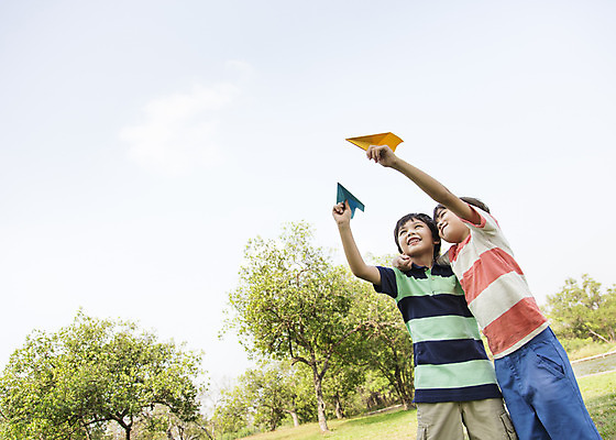 포토 JPG 주간 외국인 나무 해외기획촬영 공원 남자 행복 여유 어린이 자연 놀이 2014년태국 서기 미소 들기 사람 소년 상반신 야외 두명 앞모습 10대 친구 보호 종이비행기 즐거움 남자만 소년만 국내포토 자연요소 식물 공공시설 감정 뷰포인트 컨셉 관계 모션 청소년 표정 인종 생태계 종이접기 어린이만 파일형식