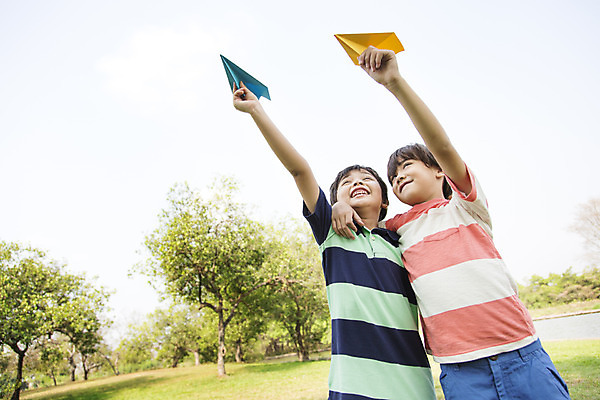포토 JPG 주간 외국인 나무 해외기획촬영 공원 남자 행복 여유 어린이 자연 놀이 어깨동무 2014년태국 서기 미소 들기 사람 소년 잔디 상반신 야외 두명 앞모습 10대 친구 보호 종이비행기 즐거움 남자만 소년만 국내포토 자연요소 식물 공공시설 감정 뷰포인트 포즈 컨셉 관계 모션 청소년 표정 인종 생태계 종이접기 어린이만 파일형식