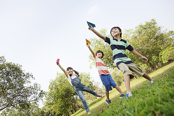 포토 JPG 주간 전신 외국인 나무 해외기획촬영 공원 여자 남자 행복 여유 어린이 자연 놀이 날리기 2014년태국 서기 미소 들기 사람 소녀 소년 잔디 야외 앞모습 10대 세명 친구 보호 종이비행기 즐거움 십대만 국내포토 자연요소 식물 공공시설 감정 뷰포인트 컨셉 관계 모션 청소년 표정 인종 생태계 종이접기 파일형식