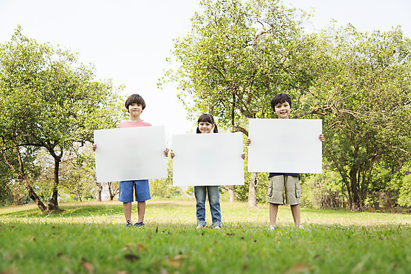 포토 JPG 주간 전신 외국인 나무 해외기획촬영 배너 공원 여자 남자 행복 여유 어린이 자연 사각프레임 광고판 2014년태국 서기 미소 들기 사람 소녀 소년 잔디 야외 앞모습 10대 세명 친구 보호 알림 즐거움 십대만 국내포토 자연요소 식물 공공시설 감정 뷰포인트 컨셉 관계 모션 청소년 프레임 알림판 표정 인종 사각형 생태계 판 파일형식