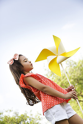 포토 JPG 주간 외국인 나무 해외기획촬영 공원 여자 행복 여유 어린이 캠페인 자연 놀이 2014년태국 한명 사람 소녀 상반신 야외 옆모습 10대 보호 불기 바람개비 즐거움 여자만 여자한명만 소녀만 국내포토 자연요소 식물 1 공공시설 감정 뷰포인트 컨셉 모션 청소년 인종 생태계 어린이만 파일형식