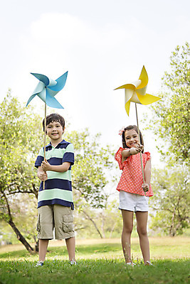 포토 JPG 주간 전신 외국인 나무 해외기획촬영 공원 여자 남자 행복 여유 어린이 캠페인 자연 놀이 2014년태국 서기 미소 들기 사람 소녀 소년 잔디 야외 두명 앞모습 10대 보호 바람개비 즐거움 십대만 국내포토 자연요소 식물 공공시설 감정 뷰포인트 컨셉 모션 청소년 표정 인종 생태계 파일형식