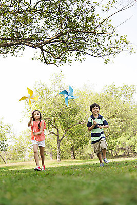 포토 JPG 주간 전신 외국인 나무 해외기획촬영 공원 여자 남자 행복 여유 어린이 캠페인 자연 놀이 2014년태국 미소 들기 사람 소녀 소년 잔디 야외 두명 앞모습 10대 친구 달리기 보호 바람개비 즐거움 십대만 국내포토 자연요소 식물 공공시설 감정 뷰포인트 컨셉 관계 모션 청소년 표정 인종 생태계 파일형식