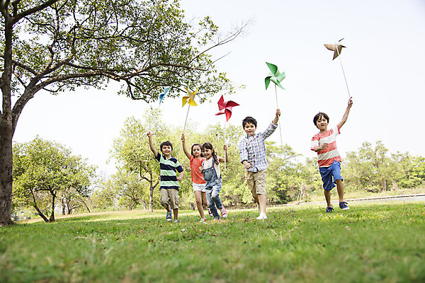 포토 JPG 주간 전신 외국인 나무 해외기획촬영 공원 여자 남자 행복 여유 어린이 캠페인 자연 놀이 2014년태국 들기 사람 소녀 소년 잔디 여러명 야외 앞모습 10대 친구 달리기 보호 바람개비 즐거움 십대만 국내포토 자연요소 식물 공공시설 감정 뷰포인트 다수 컨셉 관계 모션 청소년 인종 생태계 파일형식