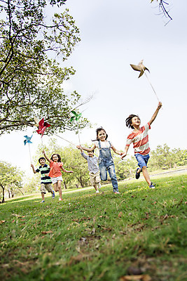 포토 JPG 주간 전신 외국인 나무 해외기획촬영 공원 여자 남자 행복 여유 어린이 캠페인 자연 놀이 2014년태국 들기 사람 소녀 소년 잔디 여러명 야외 앞모습 10대 친구 달리기 보호 바람개비 즐거움 십대만 국내포토 자연요소 식물 공공시설 감정 뷰포인트 다수 컨셉 관계 모션 청소년 인종 생태계 파일형식